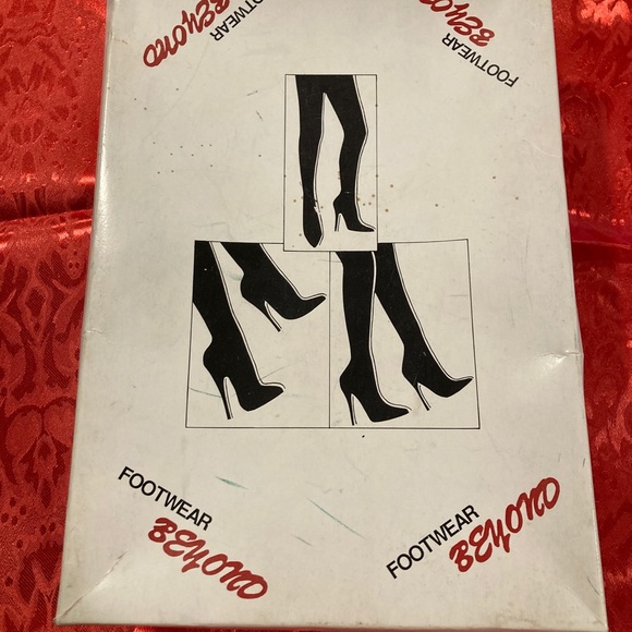 👠👠NWT Gorgeous Studded Heels👠👠 - Picture 7 of 8